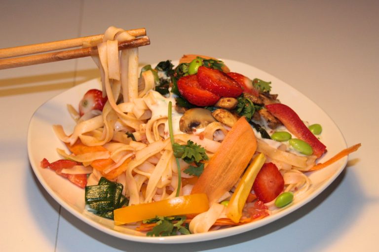 Thai inspired, lukewarm rice noodle salad Mehrcedelchen